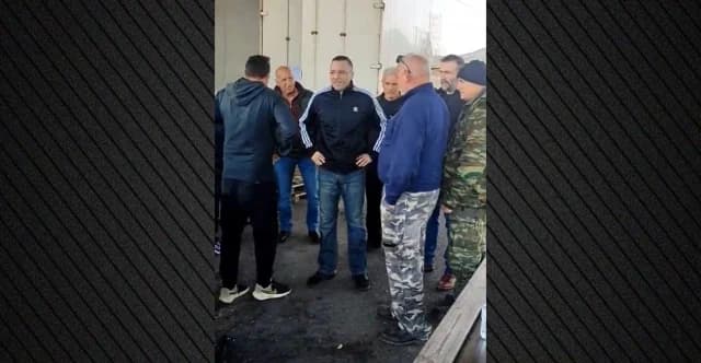 Ilias Kasidiaris besucht Bauernblockade während seines Urlaubs