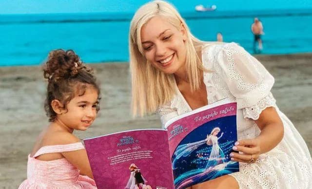 Συγκίνηση για την Άντρη Καραντώνη: Η κόρη της τραγούδησε και εντυπωσίασε