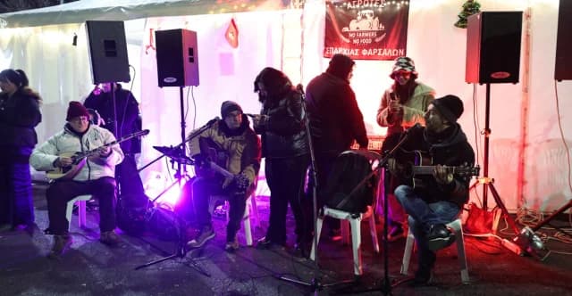 Πρωτοχρονιάτικο ρεβεγιόν με μουσική και gluhwein στο μπλόκο της Νίκαιας
