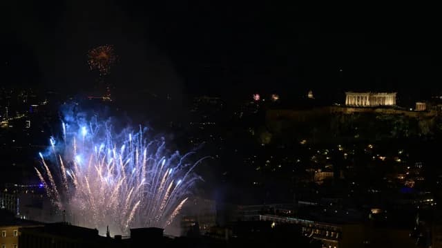 Griechenland: Spektakuläre Feierlichkeiten zum Jahreswechsel 2026 mit Feuerwerk und Musik