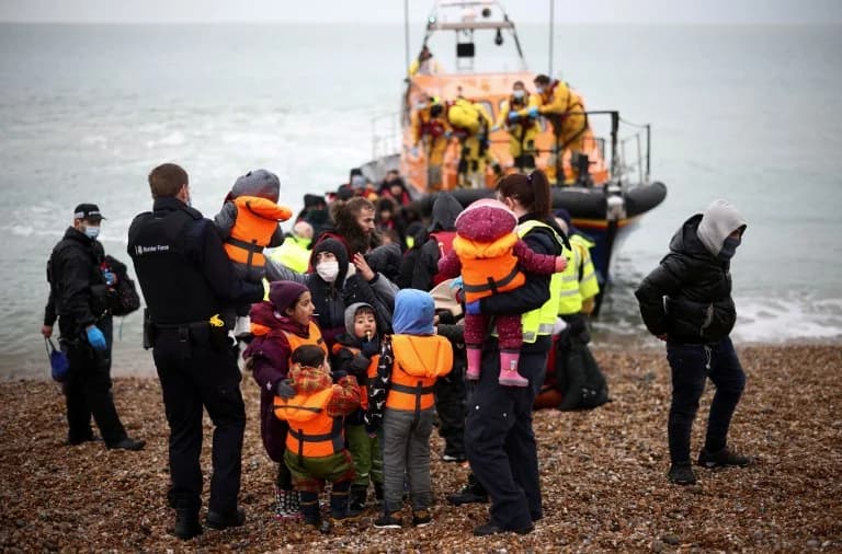 Rekordzahl an Migranten überquert Ärmelkanal nach Großbritannien trotz Maßnahmen