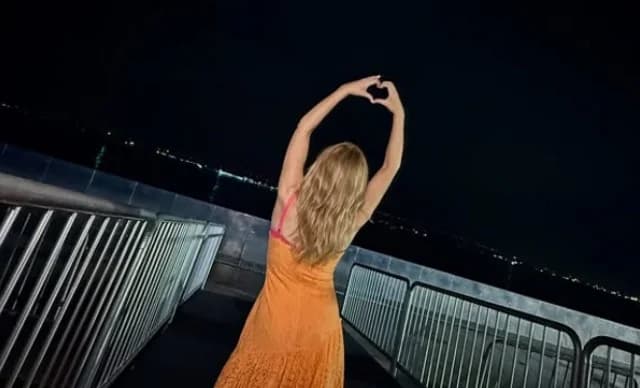 Kylie Minogue welcomes 2026 in pajamas with coffee