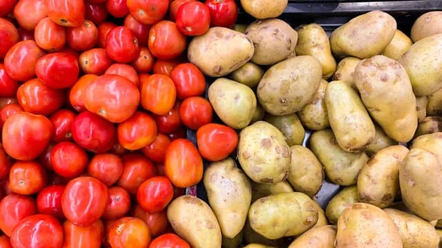 Warum Sie Tomaten und Kartoffeln nicht zusammen lagern sollten
