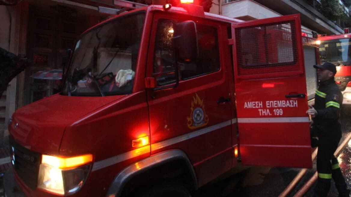 Εμπρησμός κάδου στην πλατεία Παραλιμνίου από νεαρούς