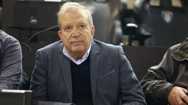 וזיריציס: "פאוק ישוב לעמדתו הקודמת"