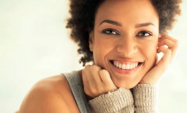 Το viral trend του TikTok για λαμπερό χαμόγελο: Oil pulling