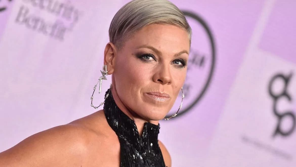 Pink: Операция на шее и послание из больницы в 2026 году