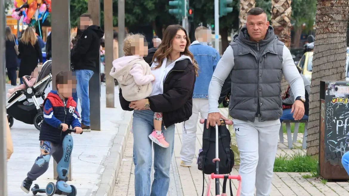 Костас Соммер и Валентини Пападакис: Семейная прогулка в Глифаде