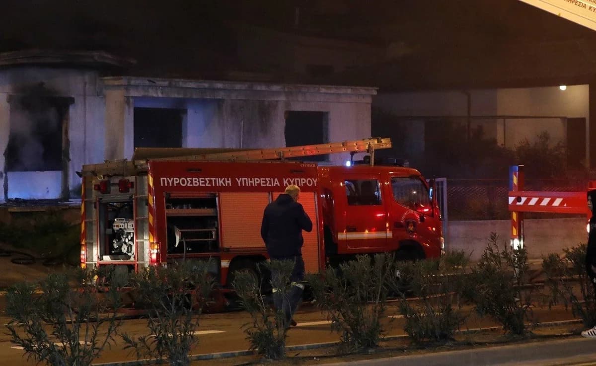 Φωτιά σε όχημα και μοτοποδήλατο στη Λεμεσό – Έρευνα για τα αίτια