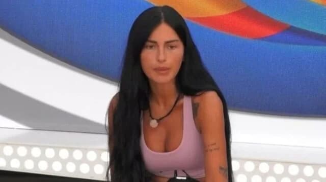 Big Brother: Nancy „kündigt“ Abgang aus gesundheitlichen Gründen an und trollt ihre Teamkollegen