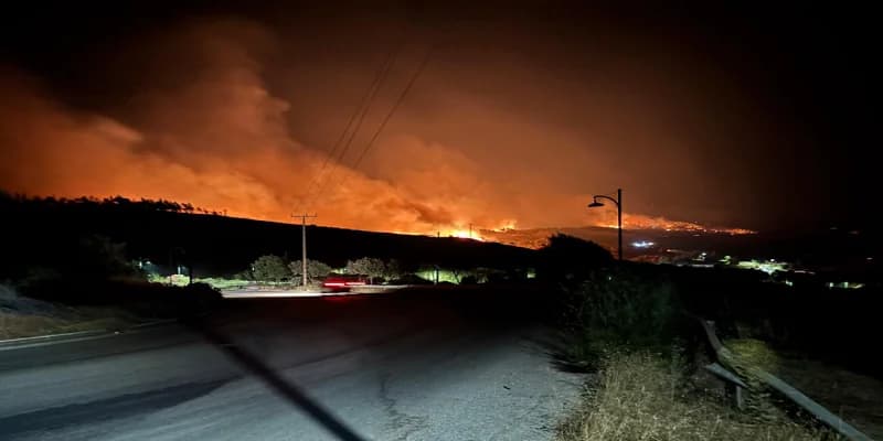 Brände in Chios: Kampf um den Schutz von Häusern, Stromausfälle und 112-Meldungen