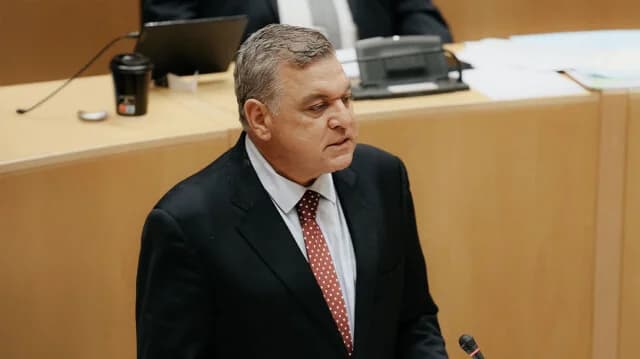 Zypriotischer Abgeordneter wegen Angriff auf Partnerin in Athen angeklagt