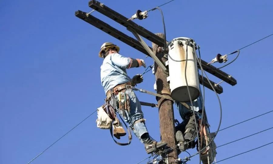 לקטמיה: רכב התנגש בעמוד וגרם להפסקת חשמל
