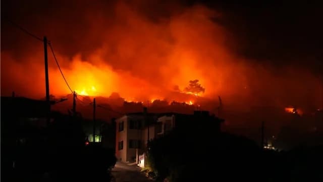 Brände wüten auf Chios: Verstärkung und Luftunterstützung im Einsatz