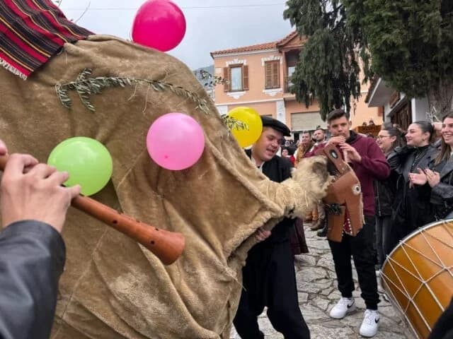 Costumbres de la Epifanía: Ragoutsaria, Camellos y Tzamalaria en el norte de Grecia