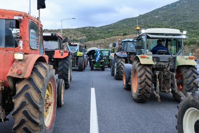 Αγρότες: Κλειστή η αερογέφυρα στη Νίκαια, κλιμάκωση των κινητοποιήσεων