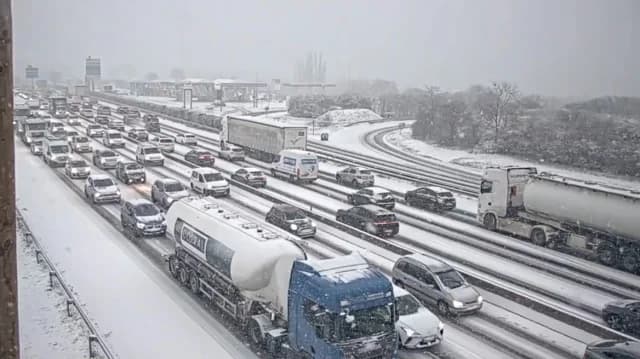 Transportchaos in Frankreich, den Niederlanden und Großbritannien wegen starkem Schneefall