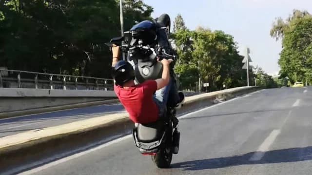 משטרת יוון מחפשת צעיר בגין פעלולים מסוכנים באתונה