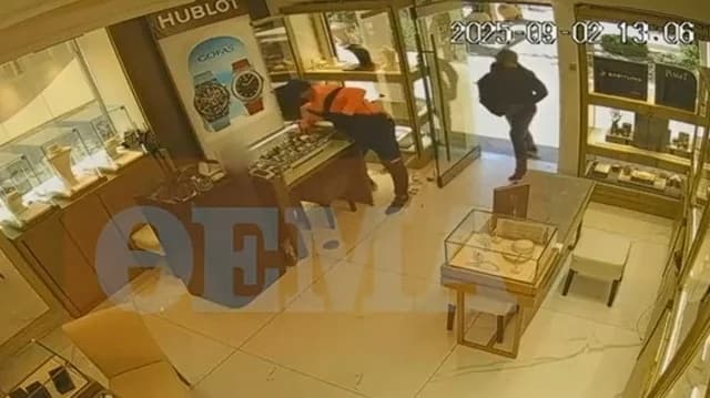 Jalkidiki: Los 'Panteras Rosas' escapan con 580.000 € en patinetes eléctricos