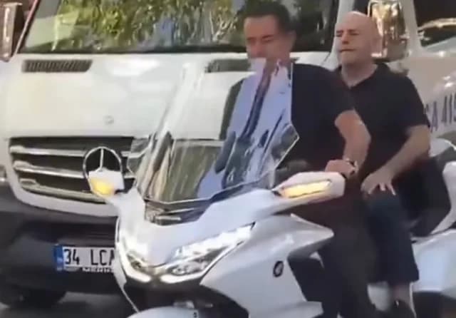 Ατζούν Ιλιτζαλί και Γιάννης Αλαφούζος χωρίς κράνος στην Κωνσταντινούπολη