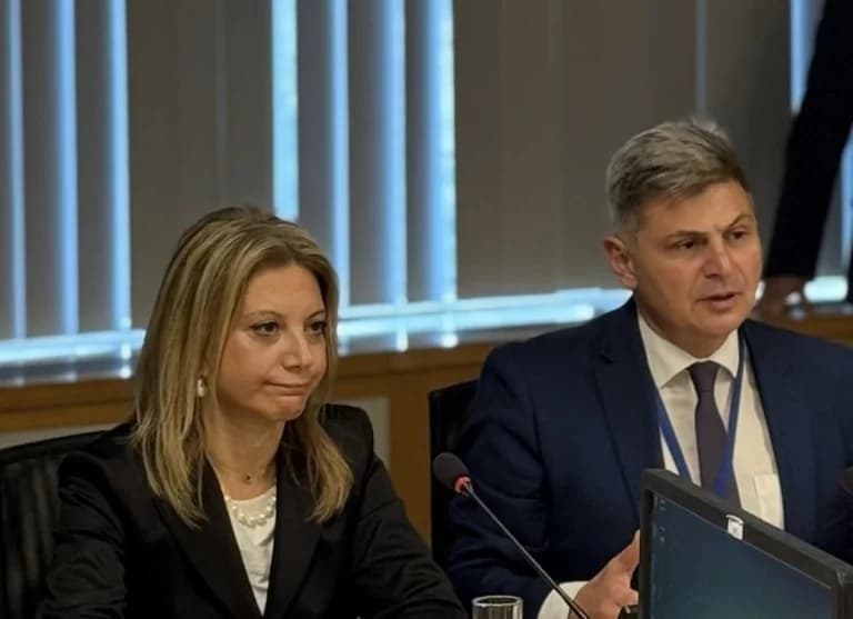 Πολιτικό φλερτ Καρυστιανού-Φαραντούρη: Αντιφάσεις για συνεργασίες