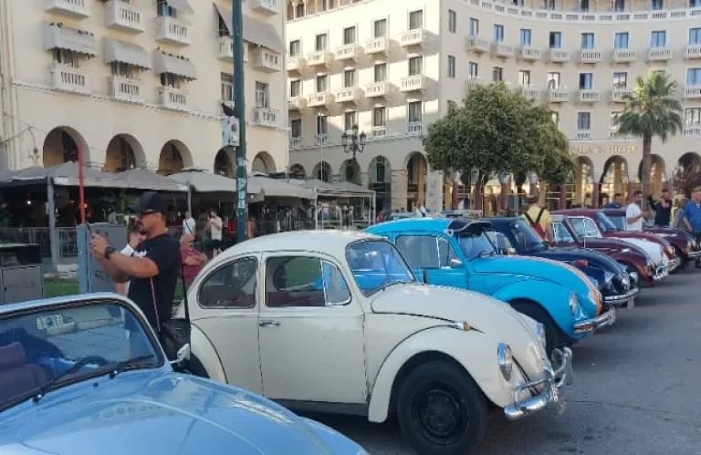 Ausstellung klassischer Volkswagen Käfer auf dem Aristoteles-Platz