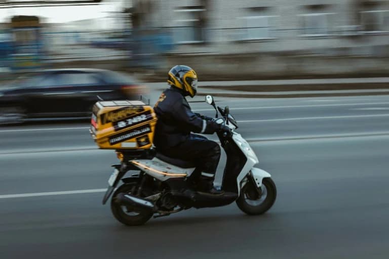 OMED: Ожидаются ключевые решения по коллективным договорам для работников служб доставки и курьеров