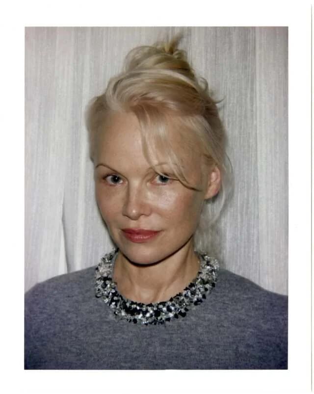 Η Pamela Anderson επέστρεψε στο πλατινέ ξανθό της