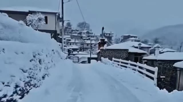 Nieve en Epiro, Etolia-Acarnania y Macedonia: Paisaje blanco en Lampiri, Florina, la montañosa Nafpaktia y Milia Metsovou
