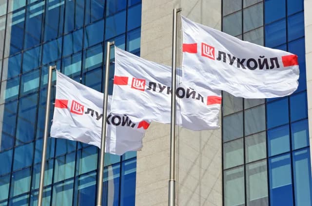 Украина нанесла удары по нефтяным платформам Лукойла в Каспийском море