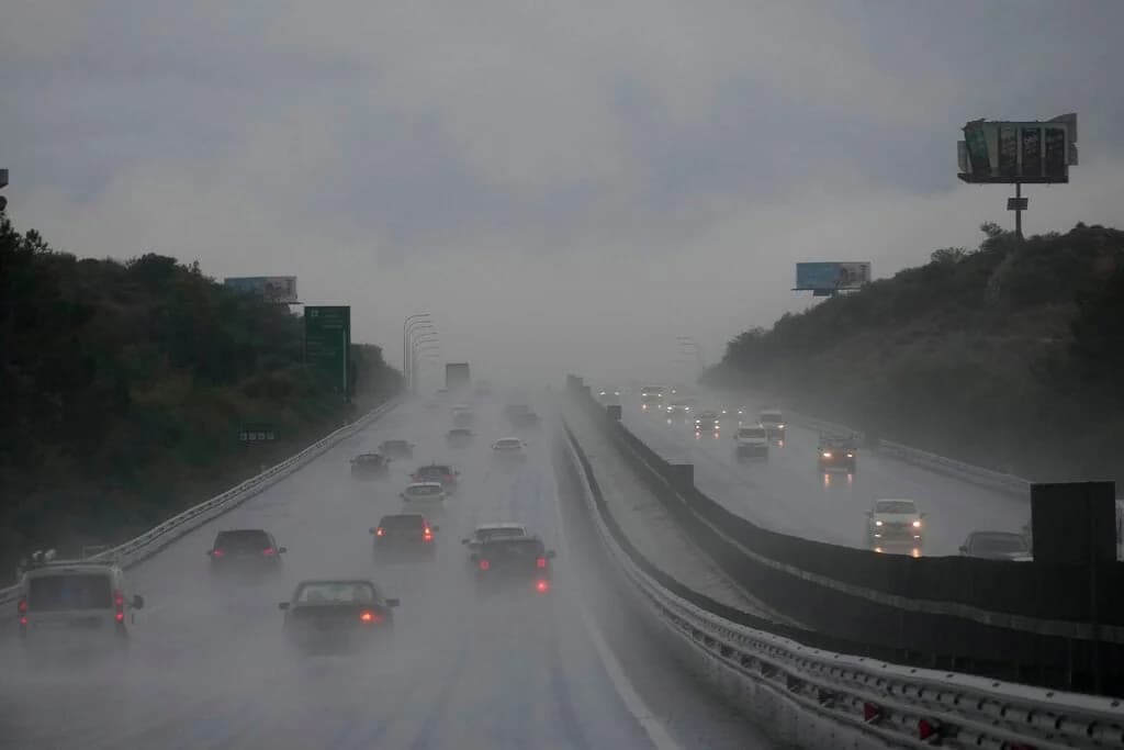 Starker Regen auf der Autobahn Nikosia-Limassol