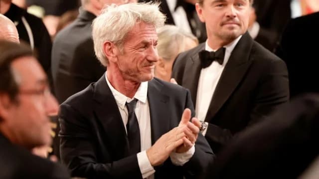 Реакция Шона Пенна на шутки Никки Глейзер на церемонии вручения премии «Золотой глобус 2026»