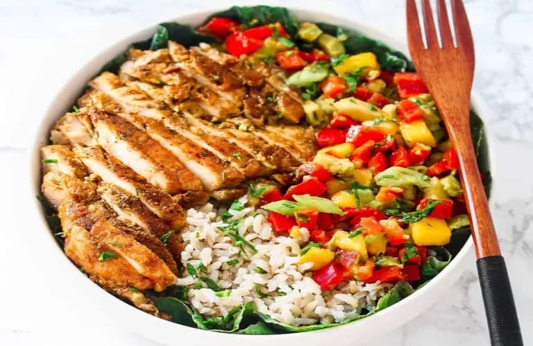 Erfrischende Hähnchen-Mango-Salsa-Bowl für das Büro