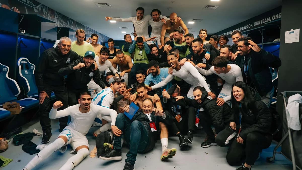 Apollon celebra la clasificación en el vestuario