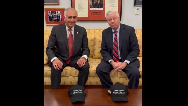 Graham trifft Pahlavi: Hüte mit dem Slogan „Make Iran Great Again“ überreicht