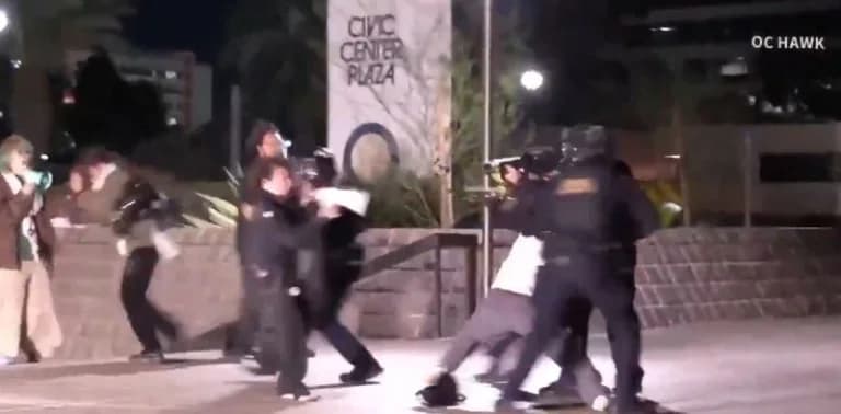 Kalifornien: Polizist schießt Demonstranten aus nächster Nähe ins Auge [Video]