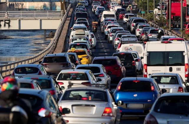 Verkehrsbehinderung in Attika: Schwierigkeiten auf der Kifissos Avenue und anderen Gebieten