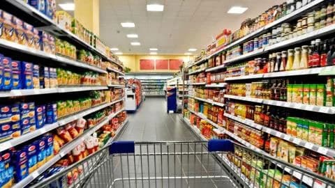 Supermercados y tiendas abren el sábado a pesar del feriado