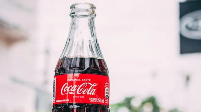 YouTuber αποκαλύπτει τη μυστική συνταγή της Coca-Cola