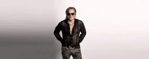 Ο Mickey Rourke αναζητά εργασία για την επέμβαση του σκύλου του