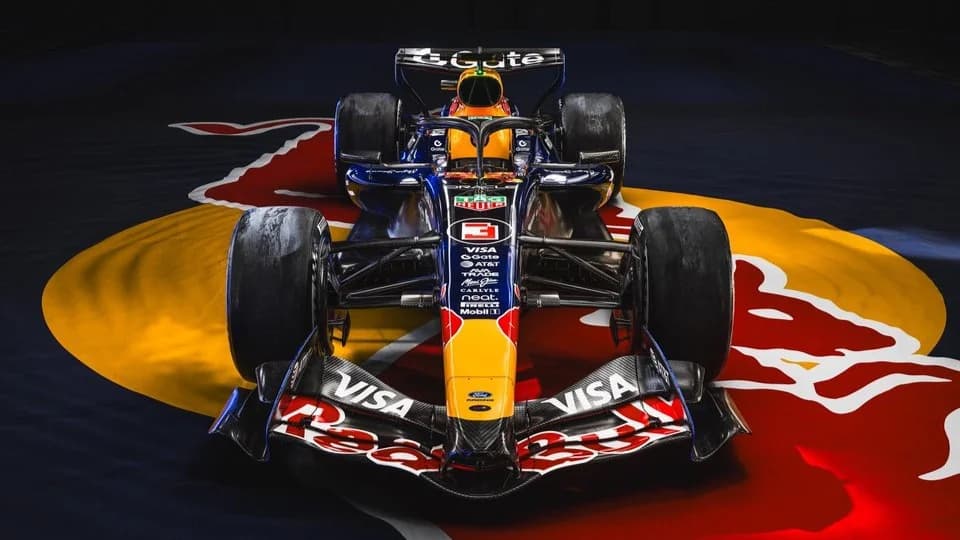 רד בול חושפת מכונית F1 מדהימה לשנת 2026 עם מנוע פורד (וידאו)