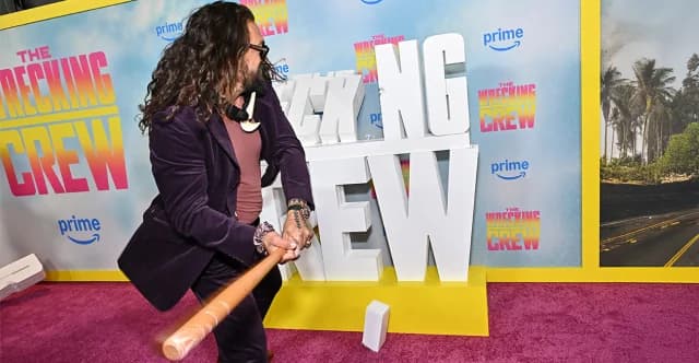 Jason Momoa zertrümmert Schild bei Premiere von 'The Wrecking Crew'