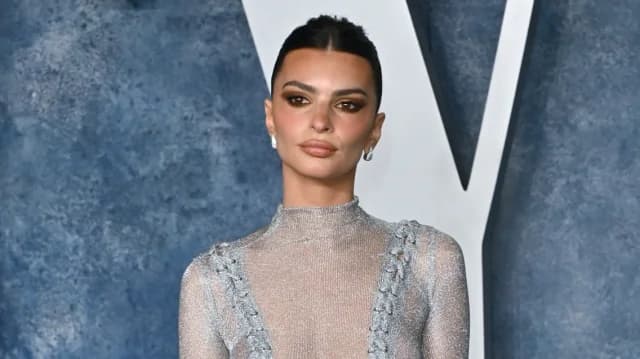 Emily Ratajkowski posiert in roter Unterwäsche auf Instagram
