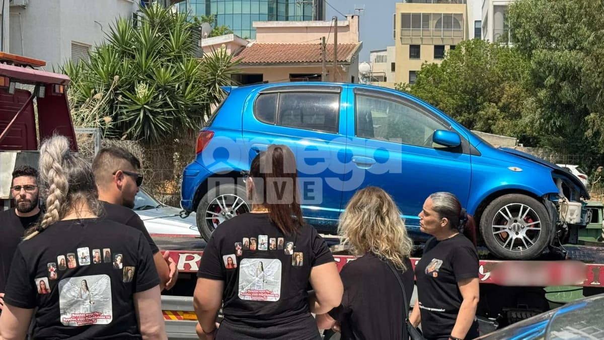 קרובי משפחה וחברים של סטיליאני גאורגאלי מעבירים את מכוניתה ל'ריקול'