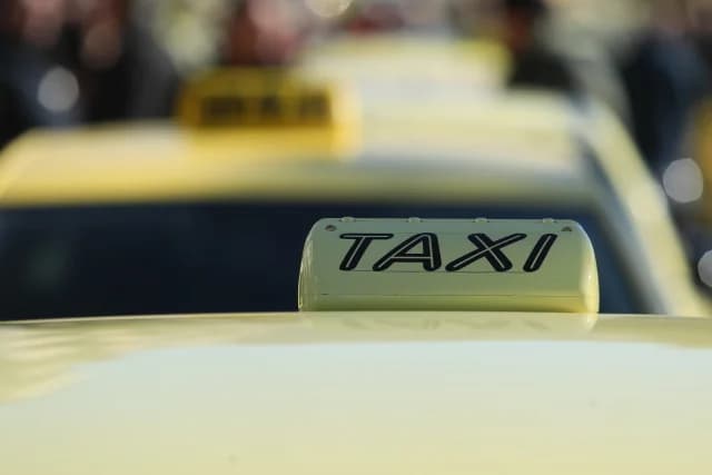 Athen: Taxi erfasst Fußgänger in der Panepistimiou-Straße