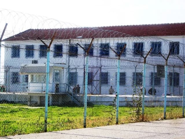 Feuer und Tuberkulose-Bedenken im Gefängnis von Kassaveteia