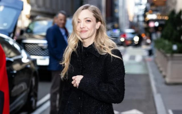 Amanda Seyfried kombiniert Jeans mit elegantem Schuhtrend