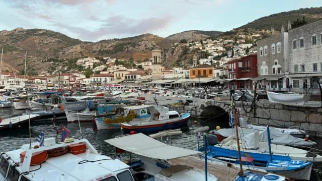 Power Outage in Hydra: Electricity Problems
