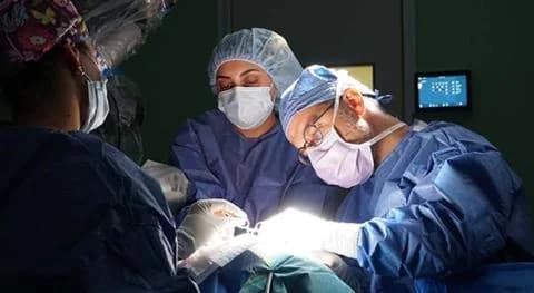 Implantes cocleares en bebés de 7 meses en Nicosia