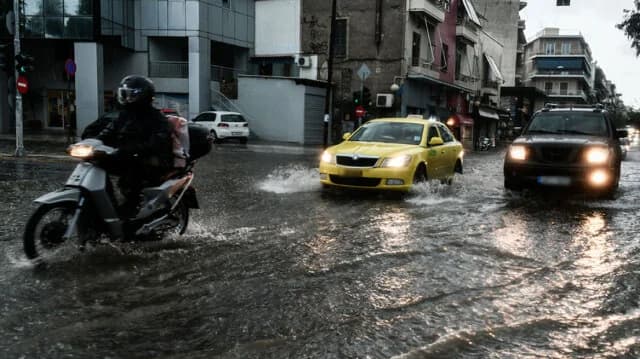 Πέντε περιφέρειες σε «code red» λόγω κακοκαιρίας – Πιθανό κλείσιμο σχολείων στην Αττική